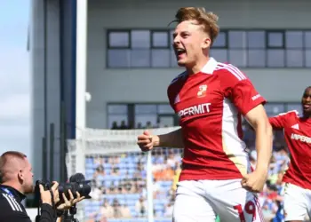 Swindon Town midfielder Joe Snowdon has signed a new contract
