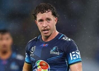 Castleford Tigers have signed Australian half-back Tom Weaver from NRL side Gold Coast Titans